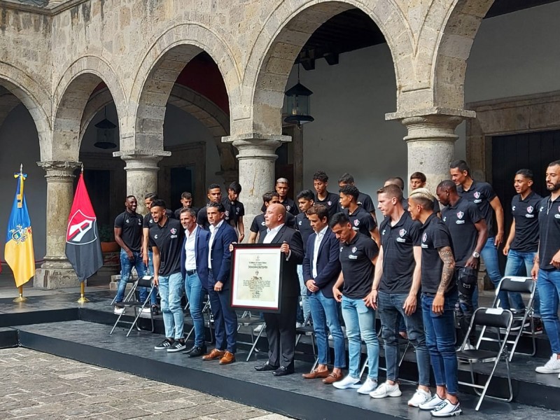 Reconoce Alfaro al Bicampeón; Lo quiere ver en selección