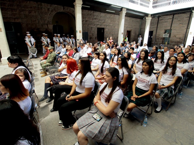 Reconoce ayuntamiento a estudiantes con excelencia académica