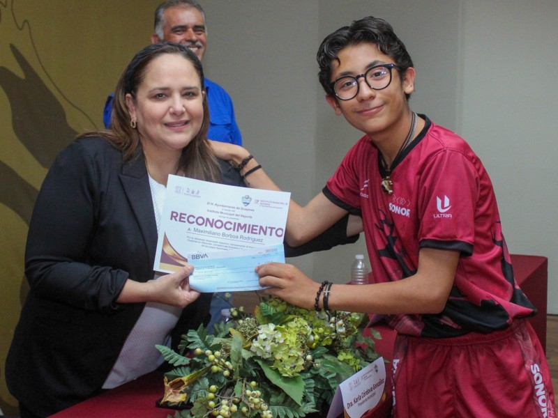 Reconoce Ayuntamiento de Guaymas a deportistas por su participación