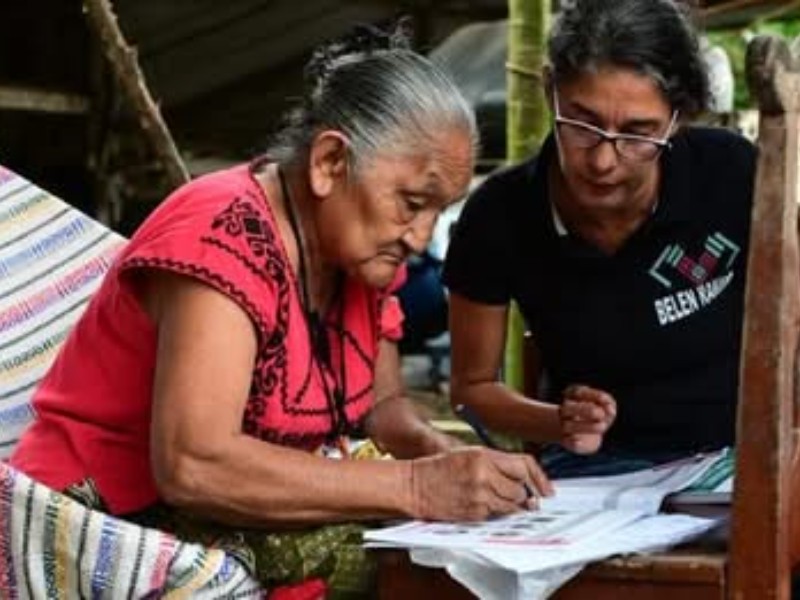 Reconoce premio nobel de la paz labor de alfabetización de mujeres indígenas