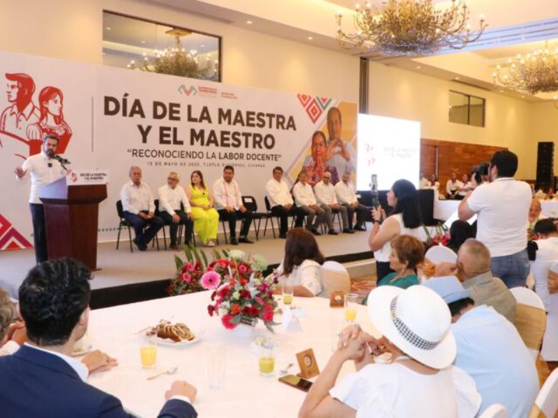 Reconoce Secretaría de Educación trayectoria de docentes