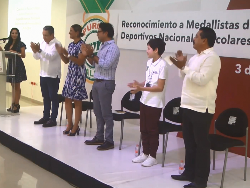 Reconoce SEPyC a estudiantes medallistas