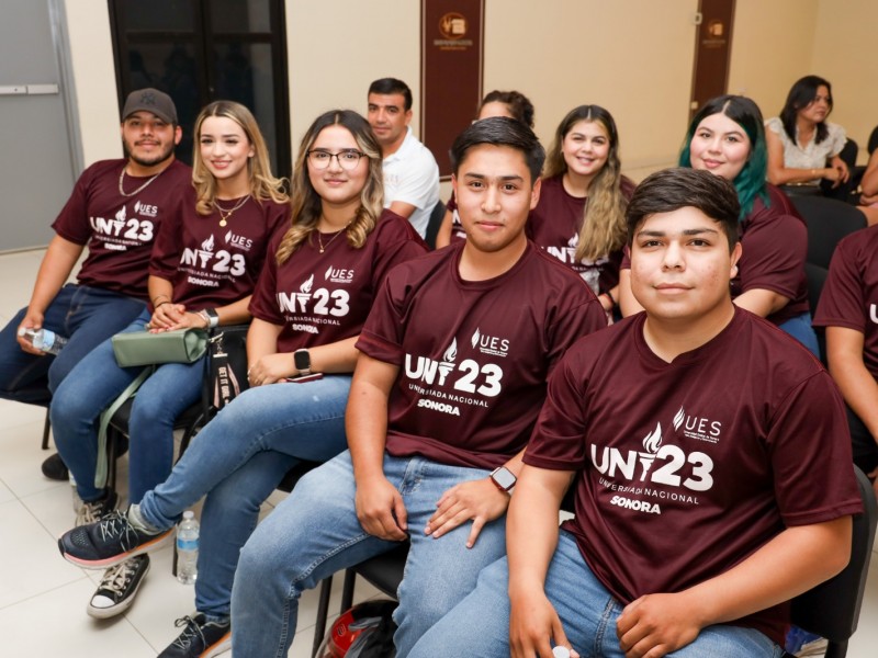 Reconoce UES a deportistas y personal universitario