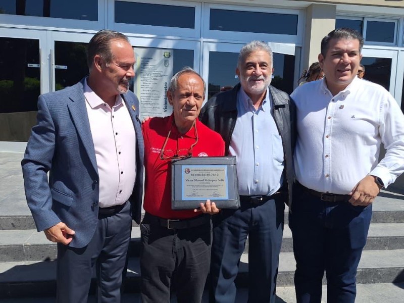 Reconoce Congreso labor de Víctor Velázquez al frente del Serpentario Reconoce Congreso labor de Víctor Velázquez al frente del Serpentario