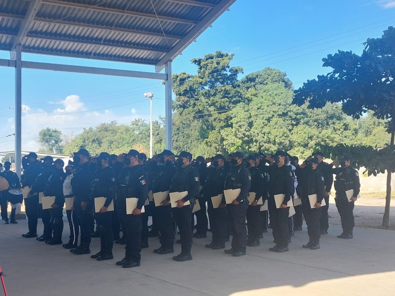 Reconocen a 42 policías de Culiacán por su labor.