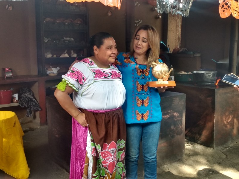 Reconocen a cocinera tradicional michoacana