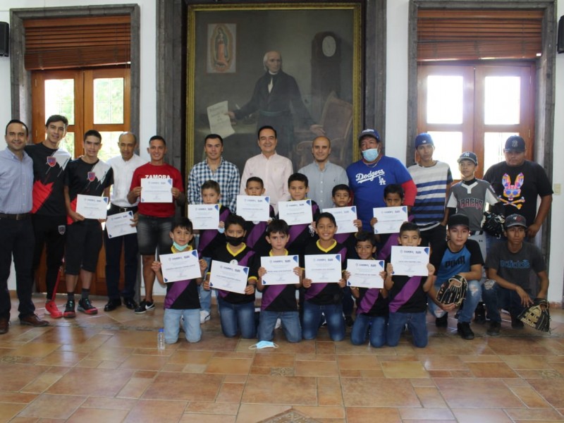 Reconocen a deportistas zamoranos destacados