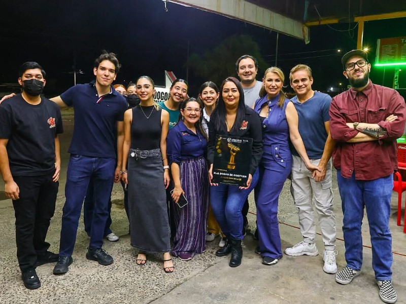 Reconocen a emprendedora por preparar el mejor hotdog local