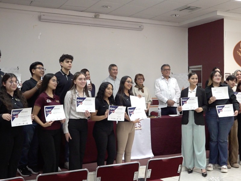 Reconocen a estudiantes emprendedores