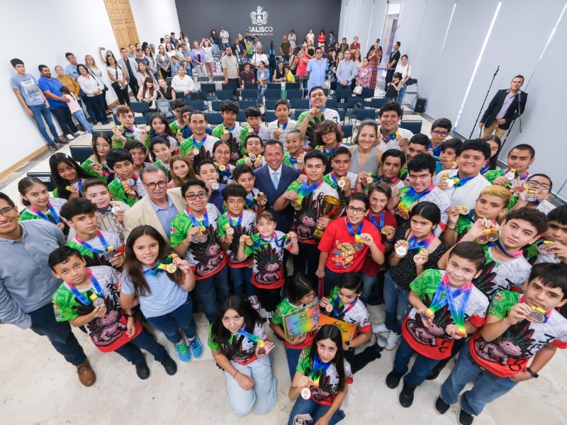 Reconocen a estudiantes jaliscienses que brillaron en la Olimpiada Internacional de Matemáticas