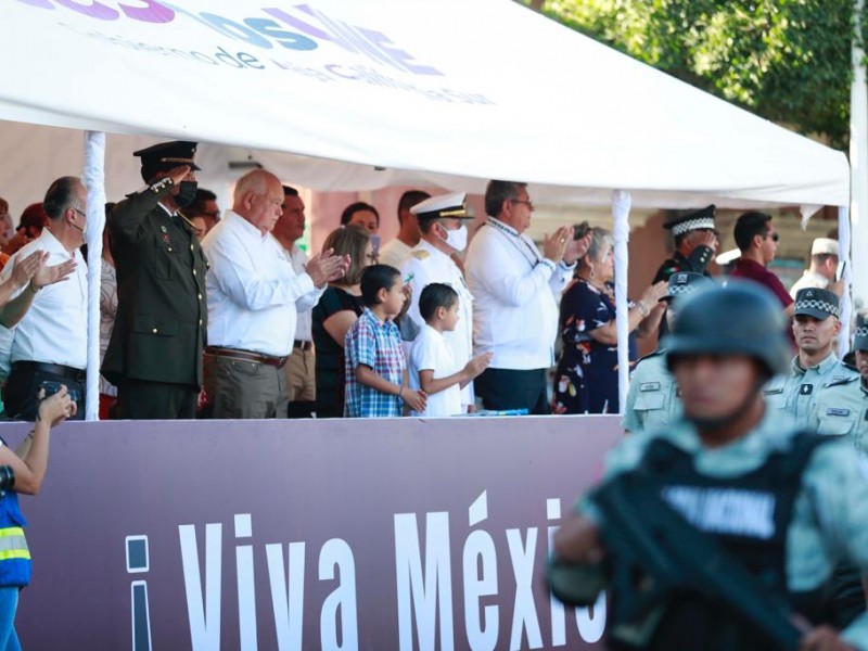 Reconocen a fuerzas armadas en desfile cívico militar