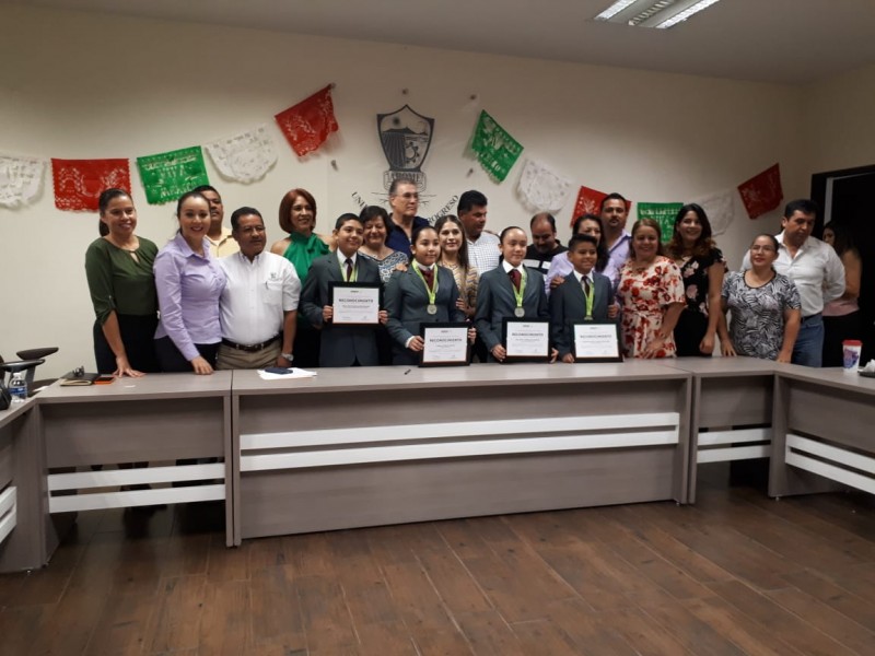 Reconocen a ganadores de Olimpiada del Conocimiento Infantil