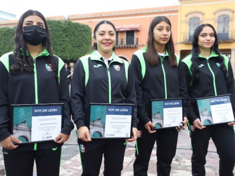 Reconocen a jóvenes medallistas en levantamiento de pesas