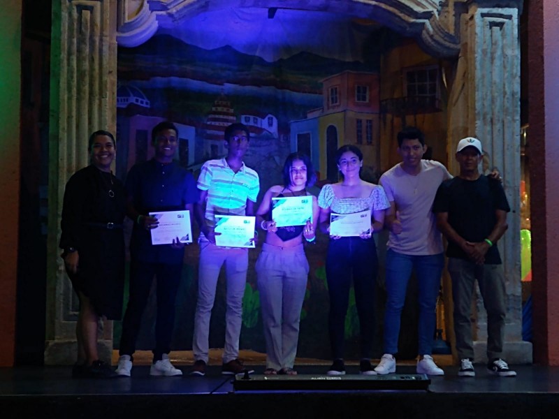 Reconocen a jóvenes surfistas de Zihuatanejo, participantes de CONADE 2022