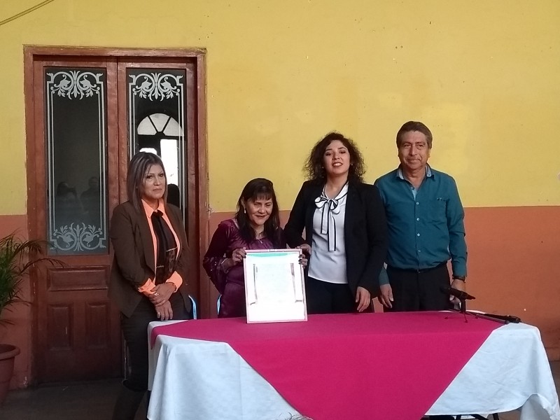 Reconocen a maestra Sonia Bustamante