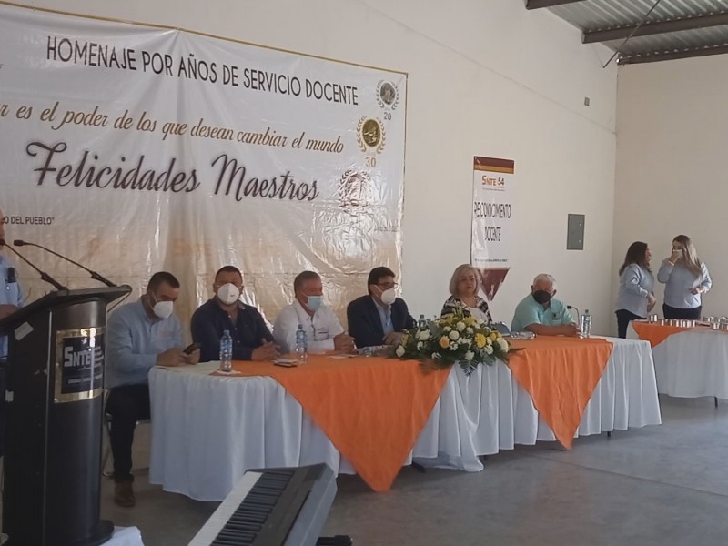 Reconocen a maestros por años de servicio