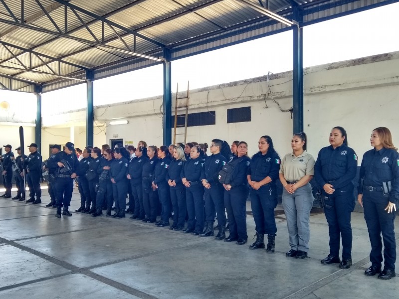 Reconocen a mujeres policía