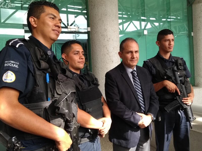 Reconocen a policías por apoyar en nacimiento