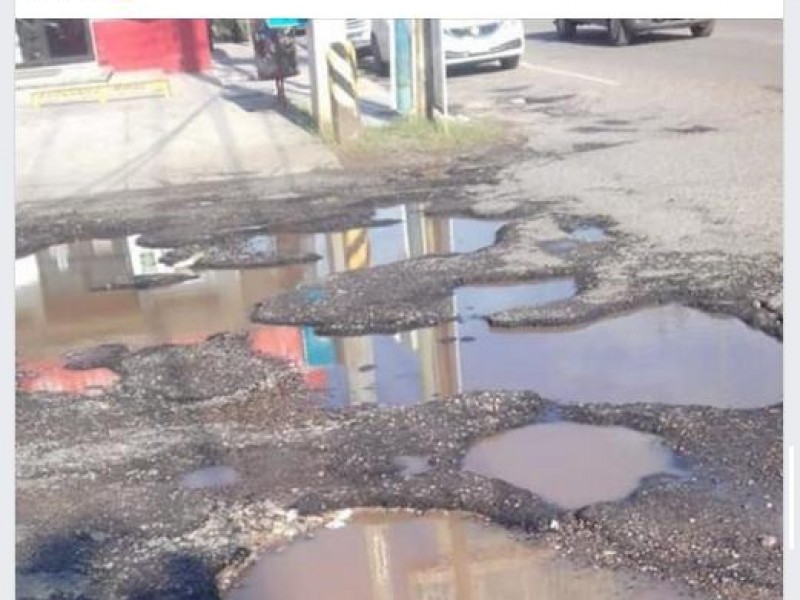 Reconocen al bache mas feo de Navojoa