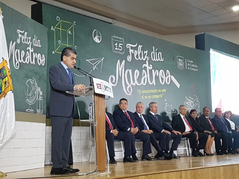 Reconocen años de servicio de maestros en Torreón