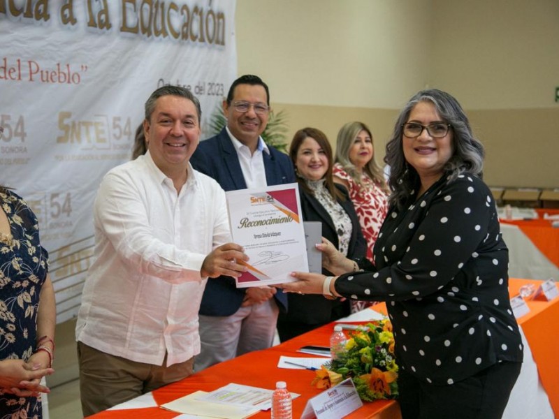 Reconocen autoridades educativas a personal de apoyo a la educación