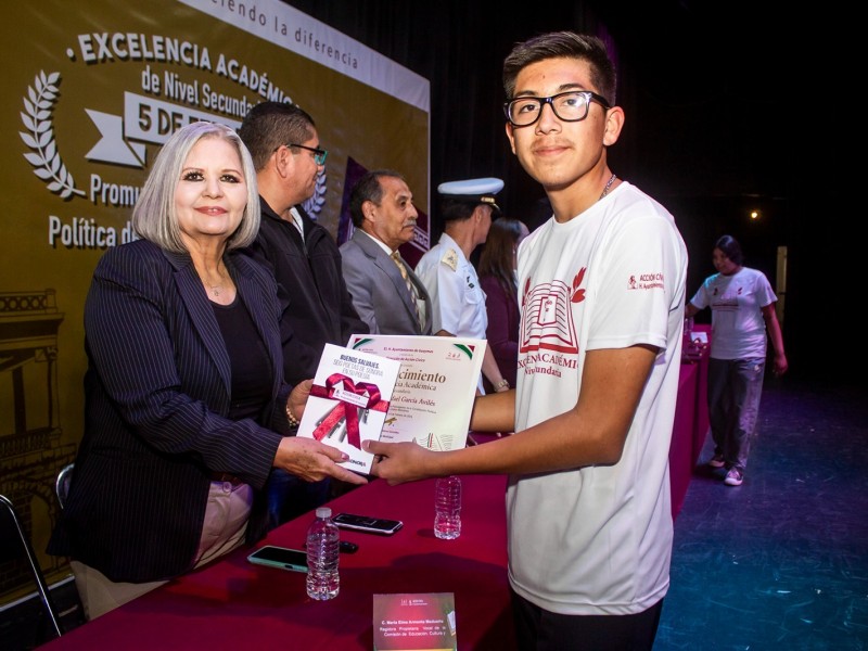 Reconocen excelencia académica