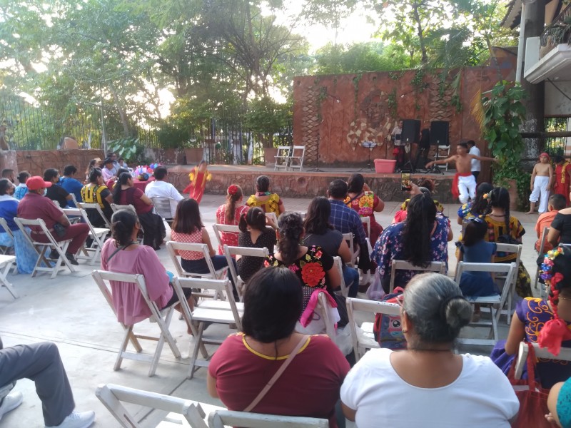 Reconocen labor artistas en Juchitán