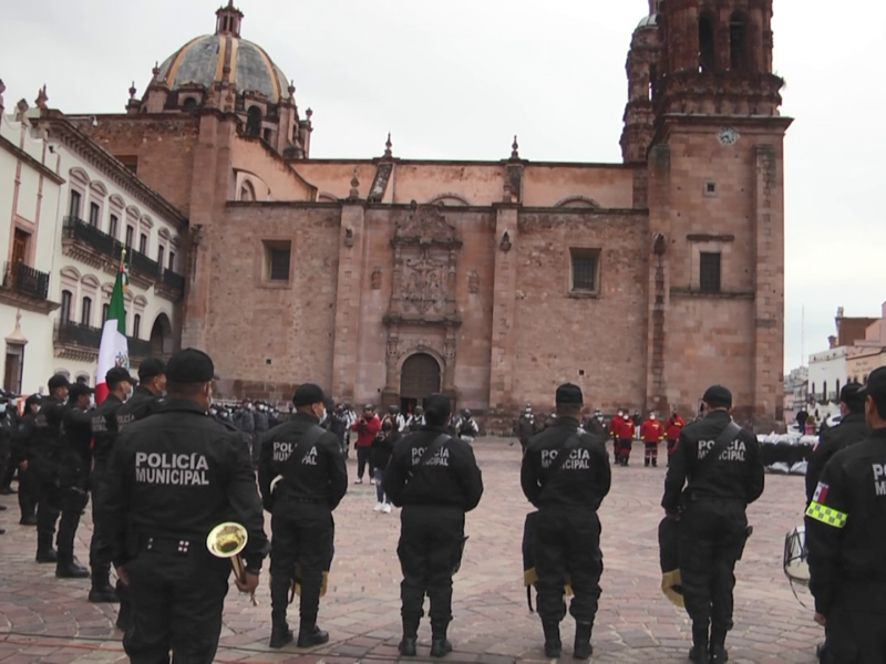 Reconocen su labor y entregan uniformes a Elementos Policiales