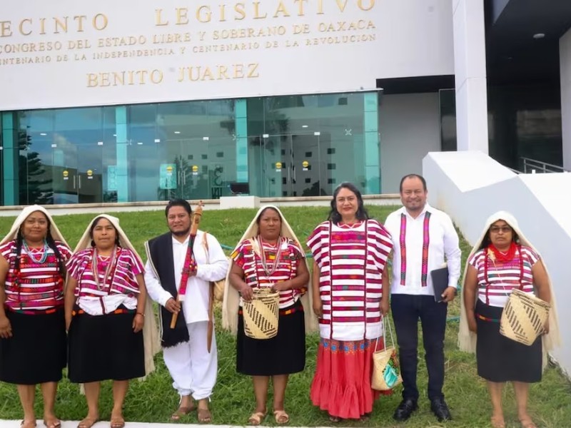Reconocen traje tradicional de Santo Tomás Ocotepec