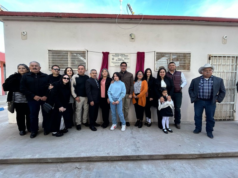 Reconocen Trayectoria del Maestro Villela con nombre a una Escuela