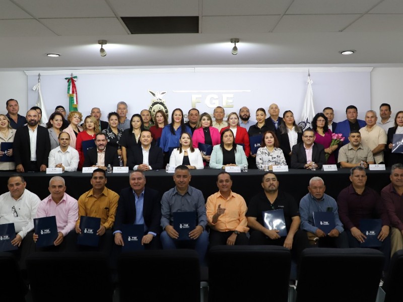 Reconocen trayectoria por 25 años de trabajo de personal de la Fiscalía