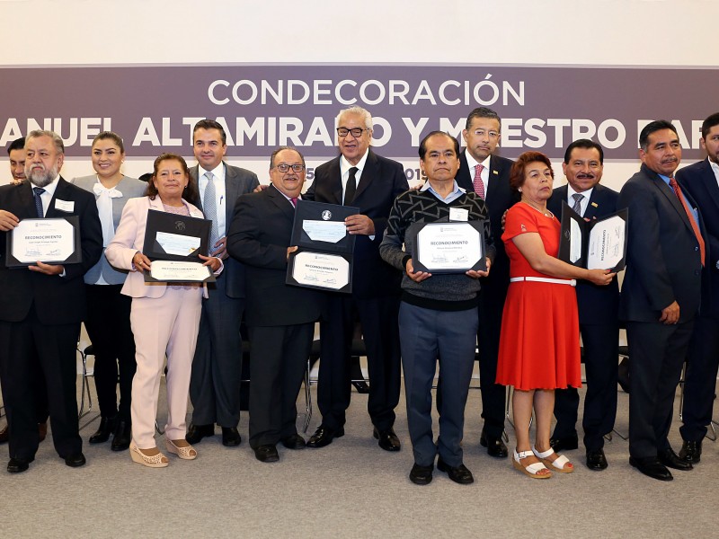 Reconocen trayectoria y aportaciones de maestros poblanos