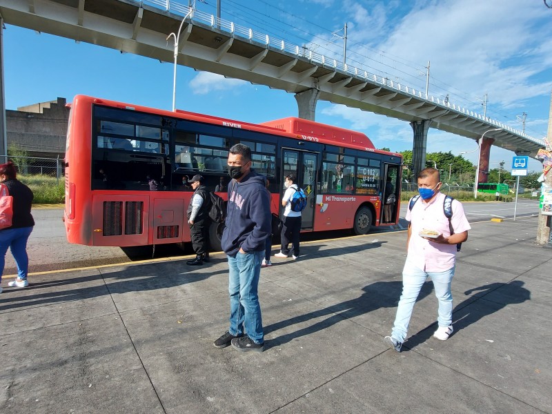 Reconocen usuarios temor a contagio en transporte público
