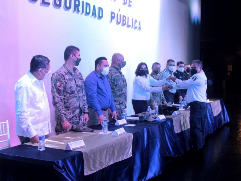 Reconocen y condecoraciones  a personal de seguridad pública