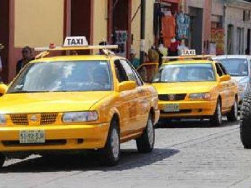 Inicia validación de permisos de taxis irregulares