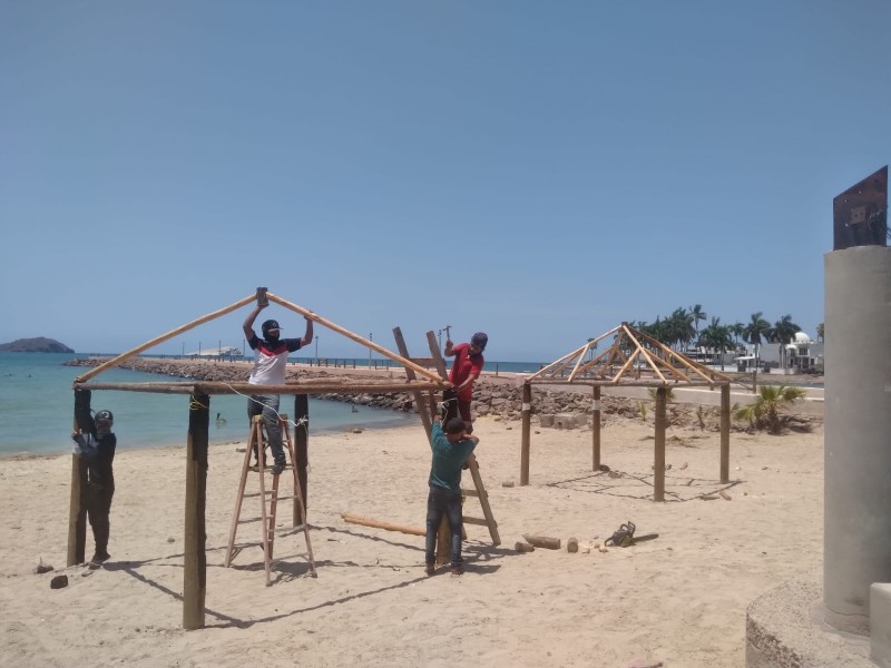 Reconstruye Patronato de Bomberos de Guaymas palapas de Miramar