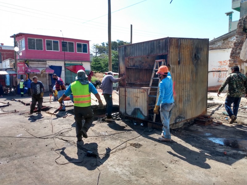 Reconstruyen casetas siniestradas en Juchitán