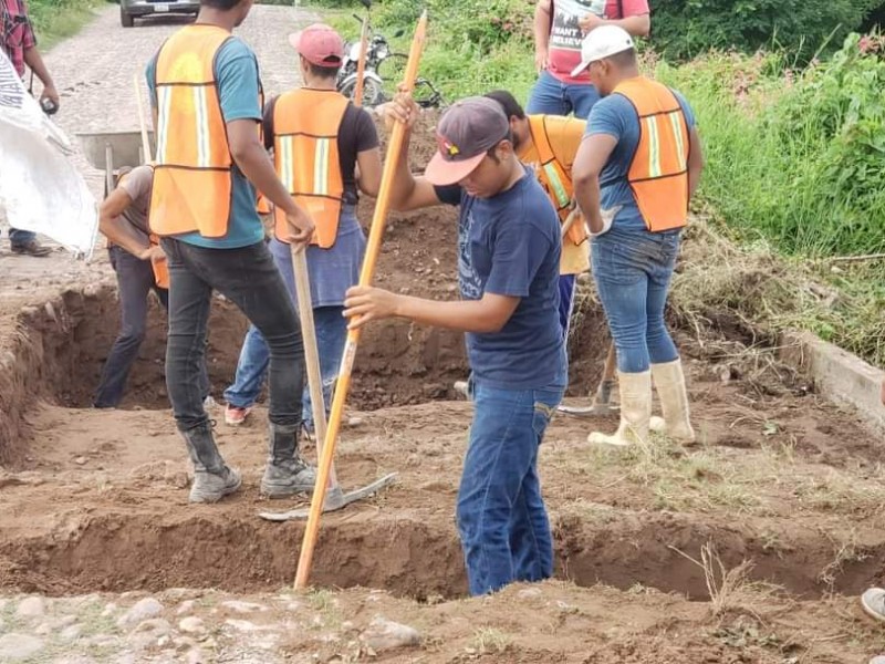 Reconstruyen en Tecuala puente colapsado por lluvias