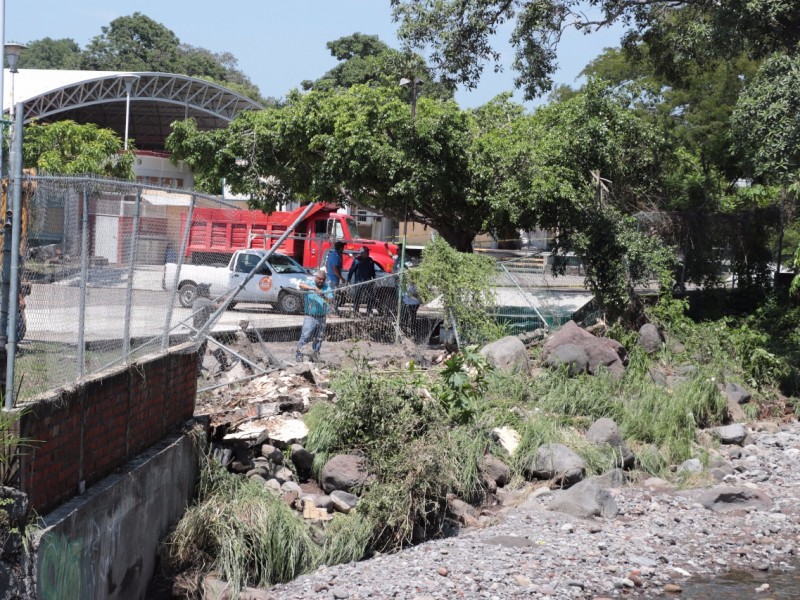 Reconstruyen muro perimetral de secundaria Manuel Álvarez