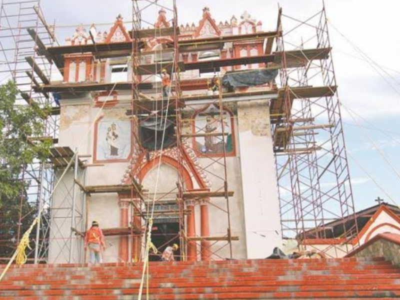 Reconstruyen templos para recibir al turismo