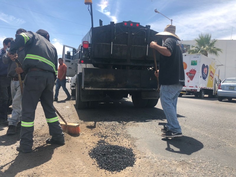 Recorre cuadrilla de bacheo varios puntos de la ciudad