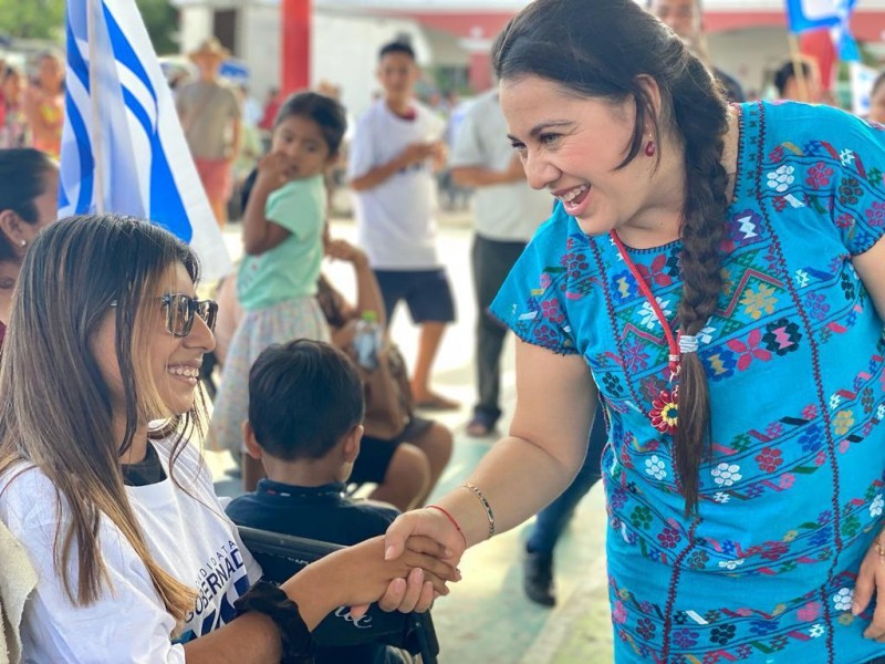 Recorre la costa oaxaqueña Naty Díaz