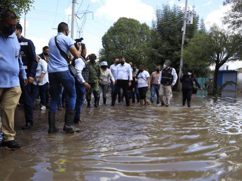 Recorre Mauricio Kuri zonas afectadas por inundaciones en San Juan