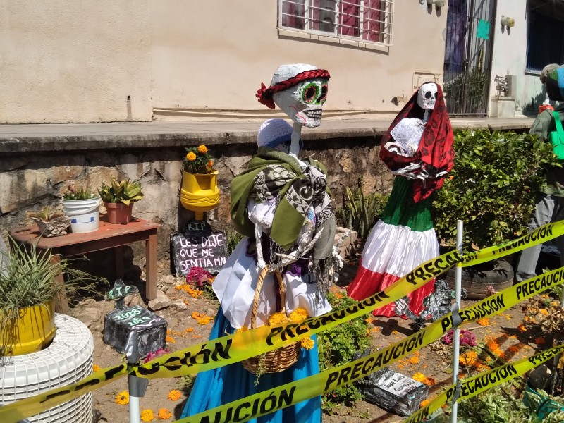 Recrean cementerio con catrinas y altar de muertos