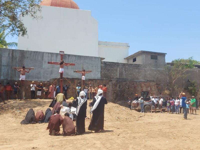 Recrean viacrucis viviente desde el barrio de Santa Cruz, Tehuantepec
