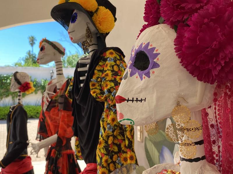 Recuerdan a seres queridos con catrinas de Cócorit