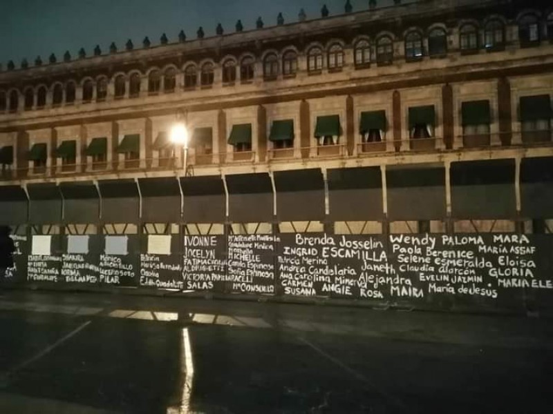 Recuerdan a víctimas de feminicidio en vallas de Palacio Nacional