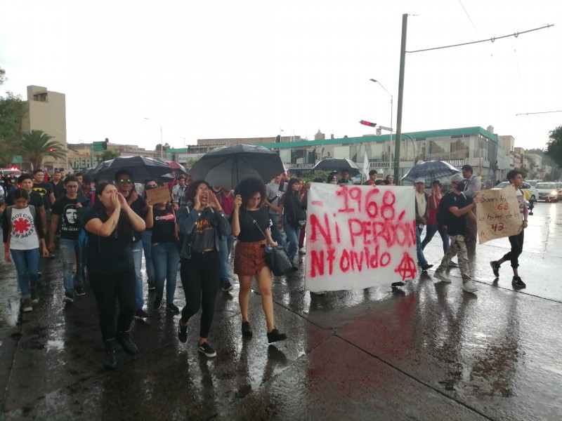 Recuerdan bajo lluvia masacre del 2 de octubre