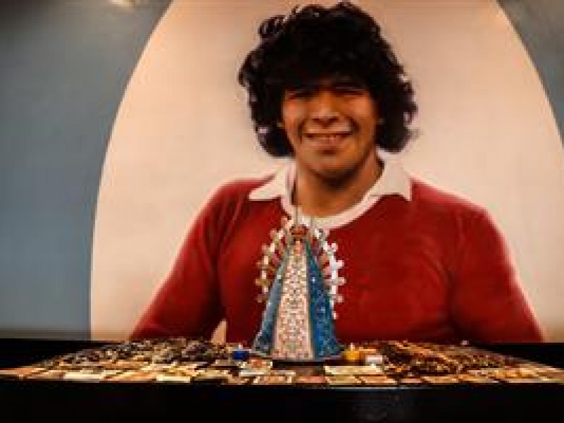 Recuerdan con homenajes al astro del fútbol Maradona.