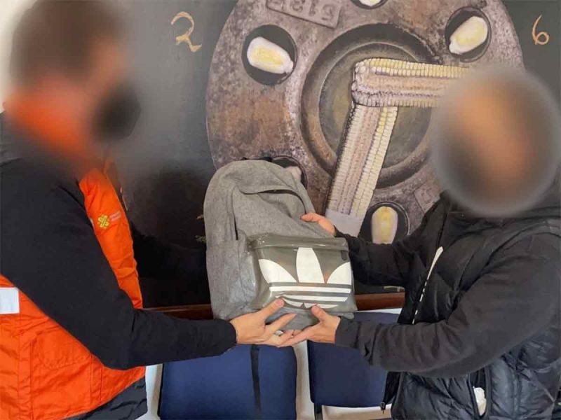 Devuelve mochila con 10 mil pesos en Metro-CDMX